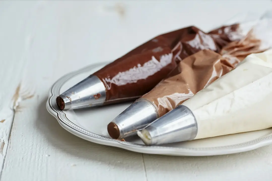 Bjud på vit chokladkladdkaka med frisk citrongrädde illustration